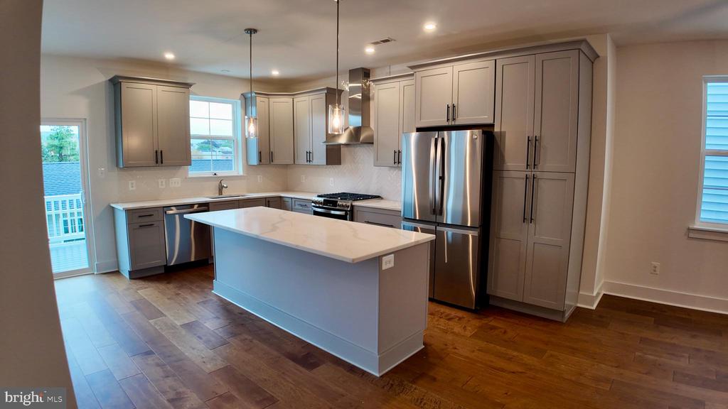 408 E 7TH AVENUE Unit: LOT 5