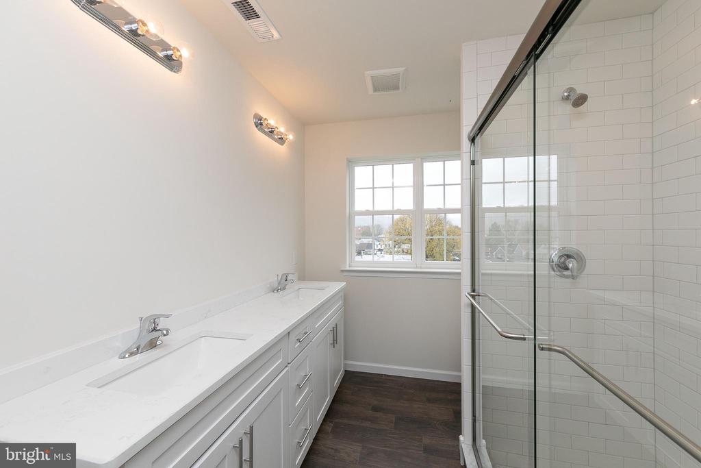 408 E 7TH AVENUE Unit: LOT 5