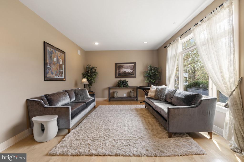 537 Pondview Rd