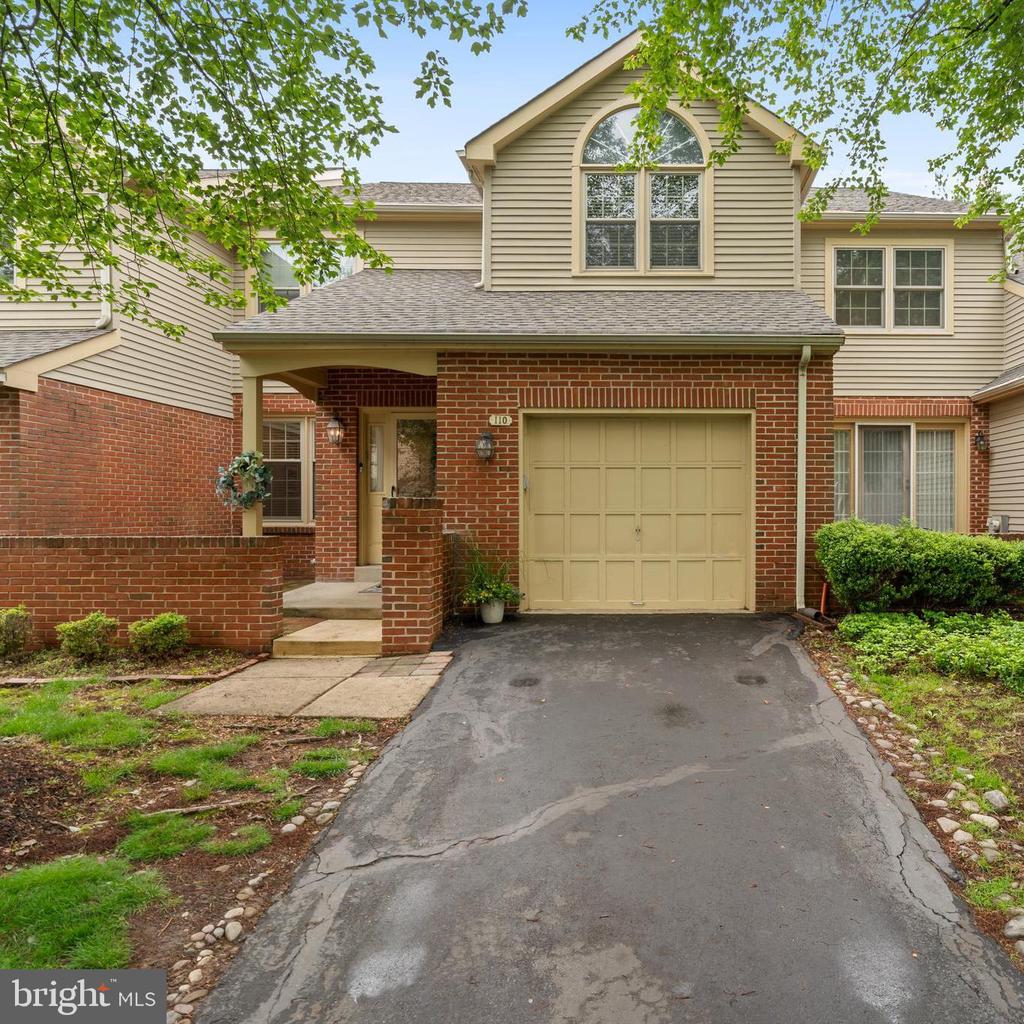 110 Bridle Ln