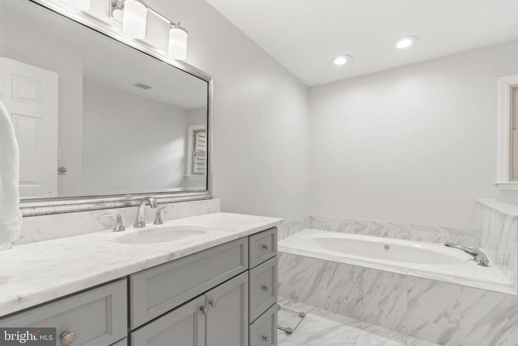 110 Bridle Ln