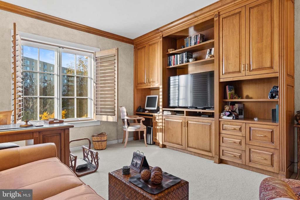 190 PRESIDENTIAL BOULEVARD Unit: 709