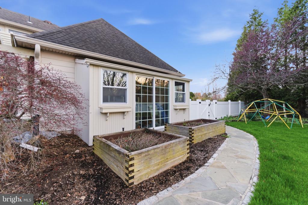 201 WOLF LANE
