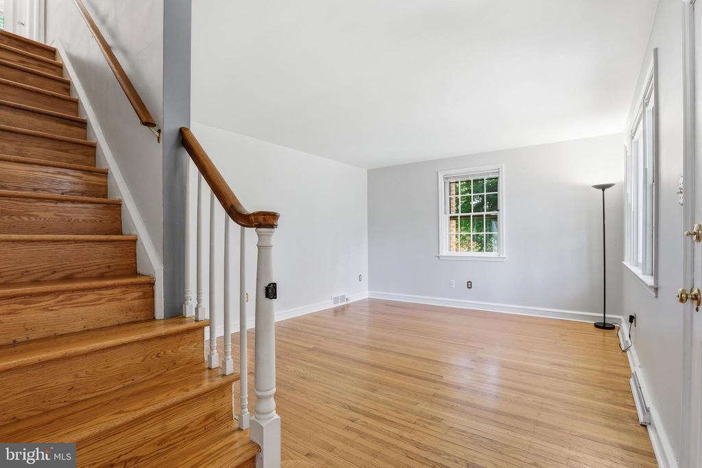 8 SABINE AVENUE