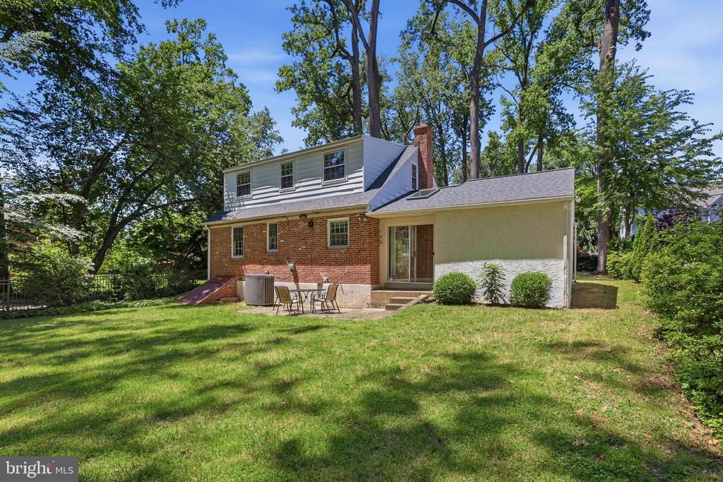 8 SABINE AVENUE
