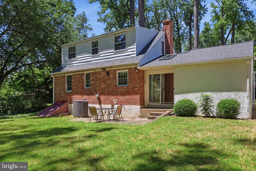 8 SABINE AVENUE