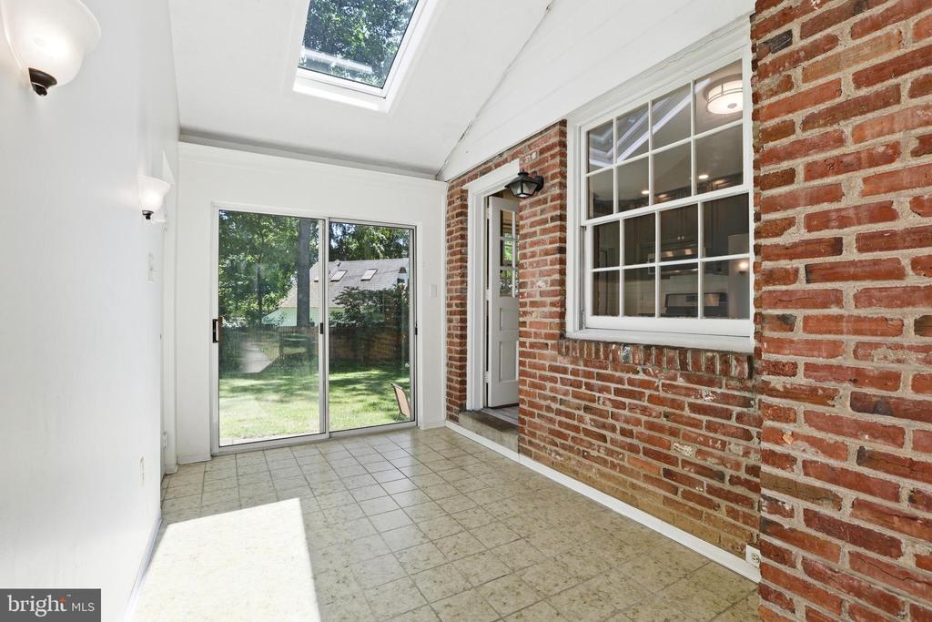 8 SABINE AVENUE