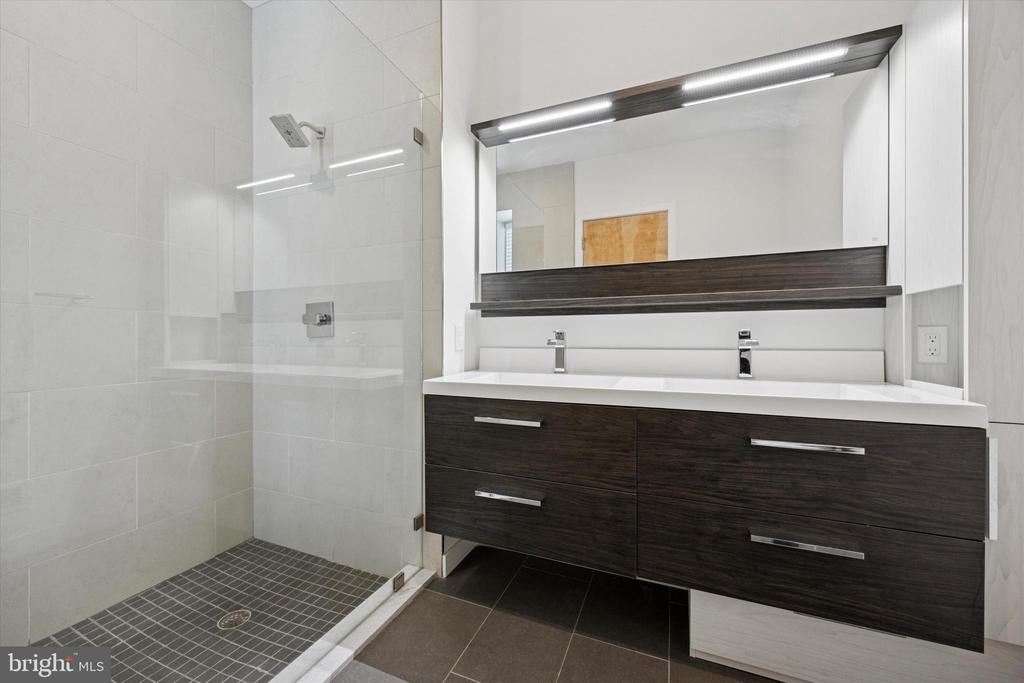 3200 SUMMER STREET Unit: 3