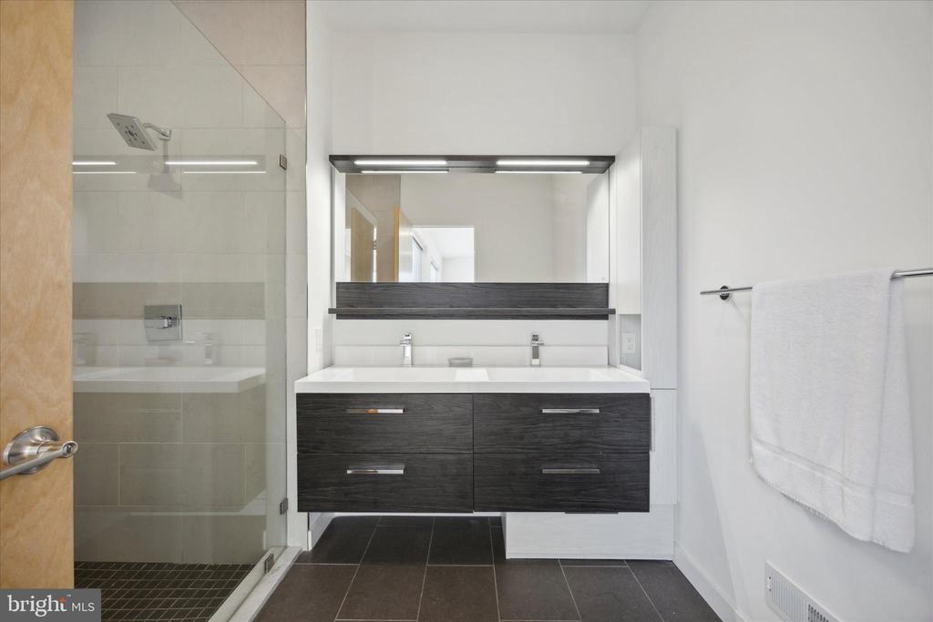 3200 SUMMER STREET Unit: 3