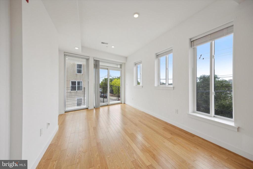 3200 SUMMER STREET Unit: 3