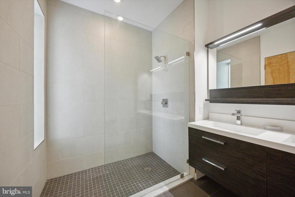 3200 SUMMER STREET Unit: 3