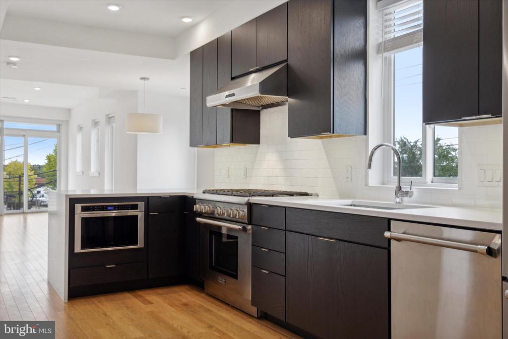 3200 SUMMER STREET Unit: 3
