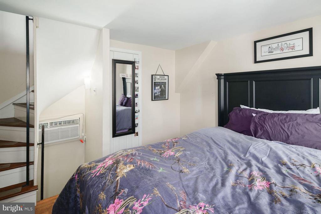 124 CATHARINE STREET Unit: B