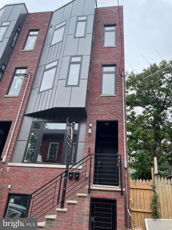 1210 N TAYLOR STREET Unit: 2