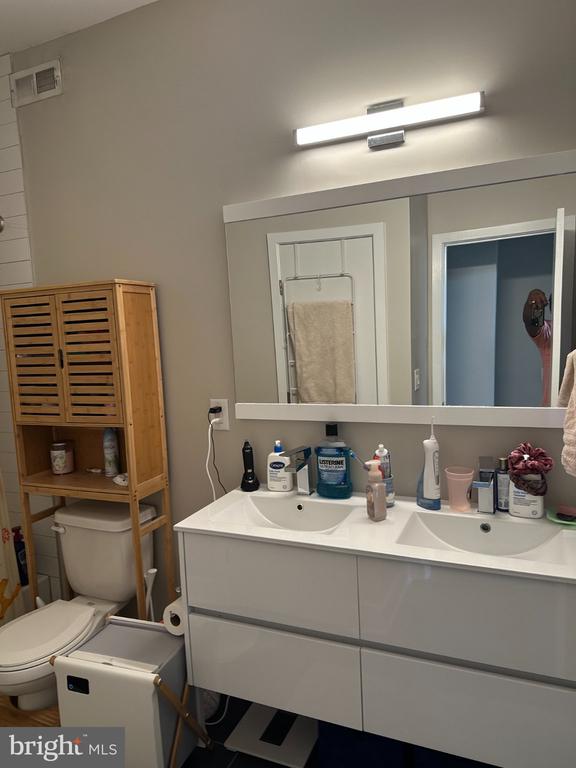 1210 N TAYLOR STREET Unit: 2