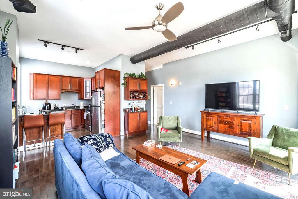 207 RECTOR STREET Unit: 2R