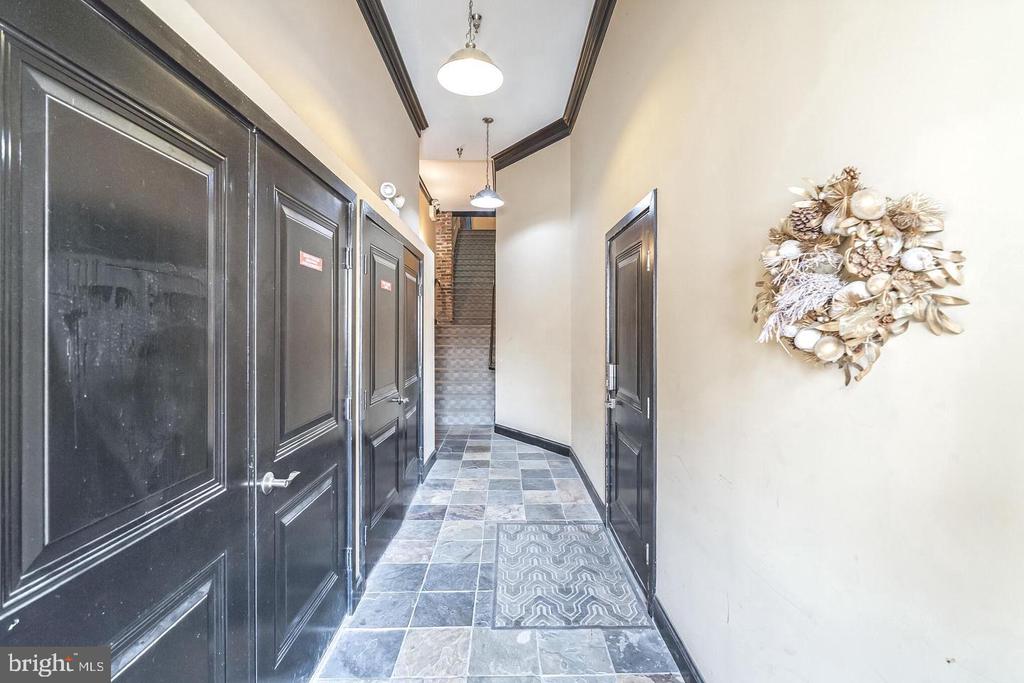 207 RECTOR STREET Unit: 2R