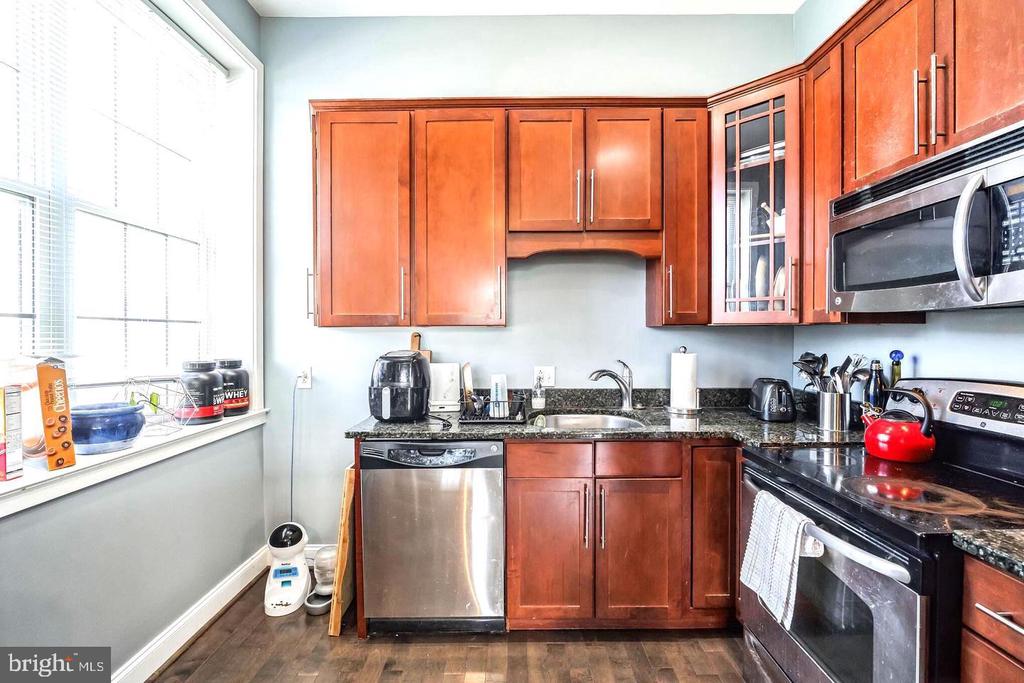 207 RECTOR STREET Unit: 2R
