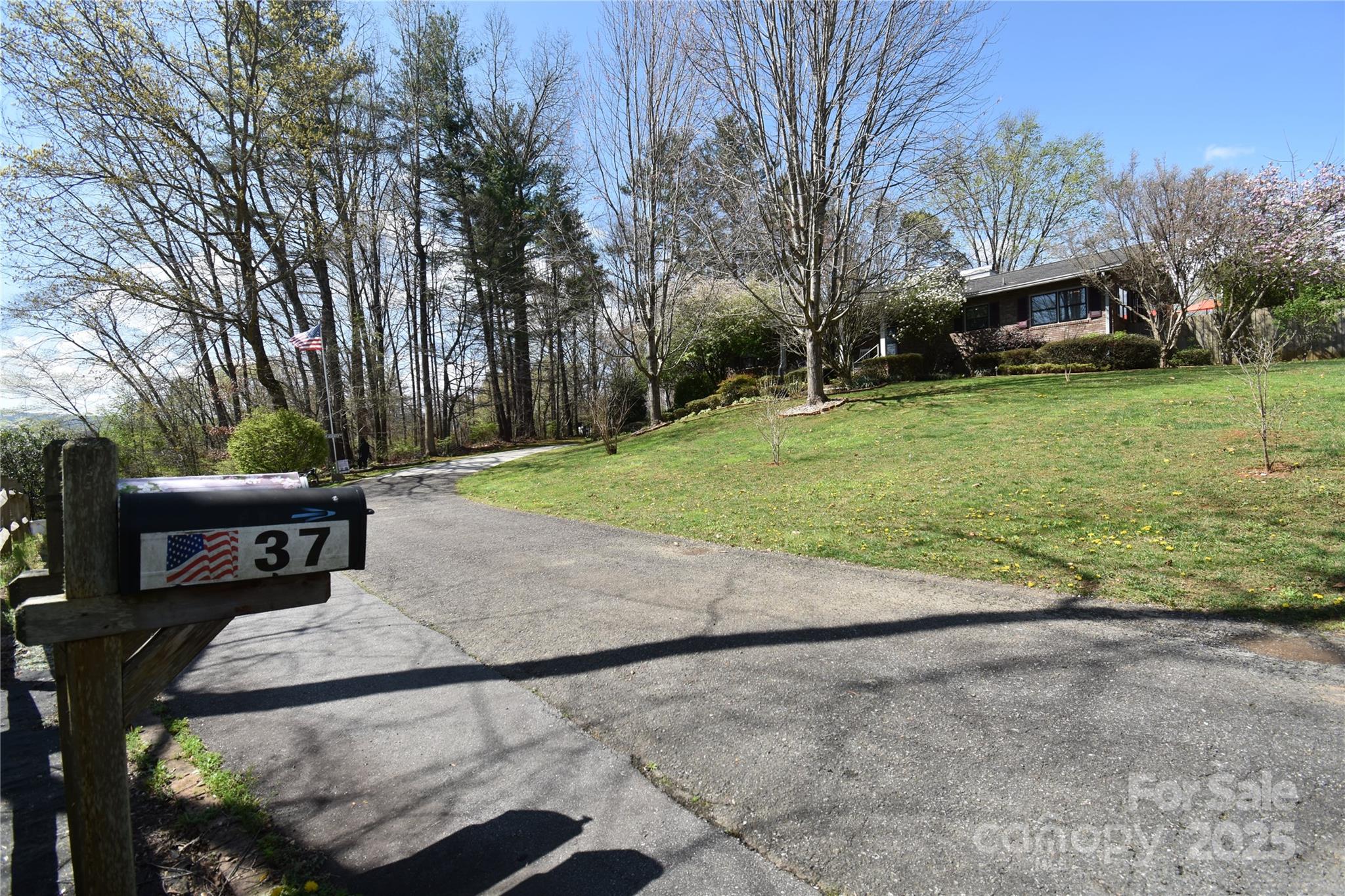 37 Hillside Drive E