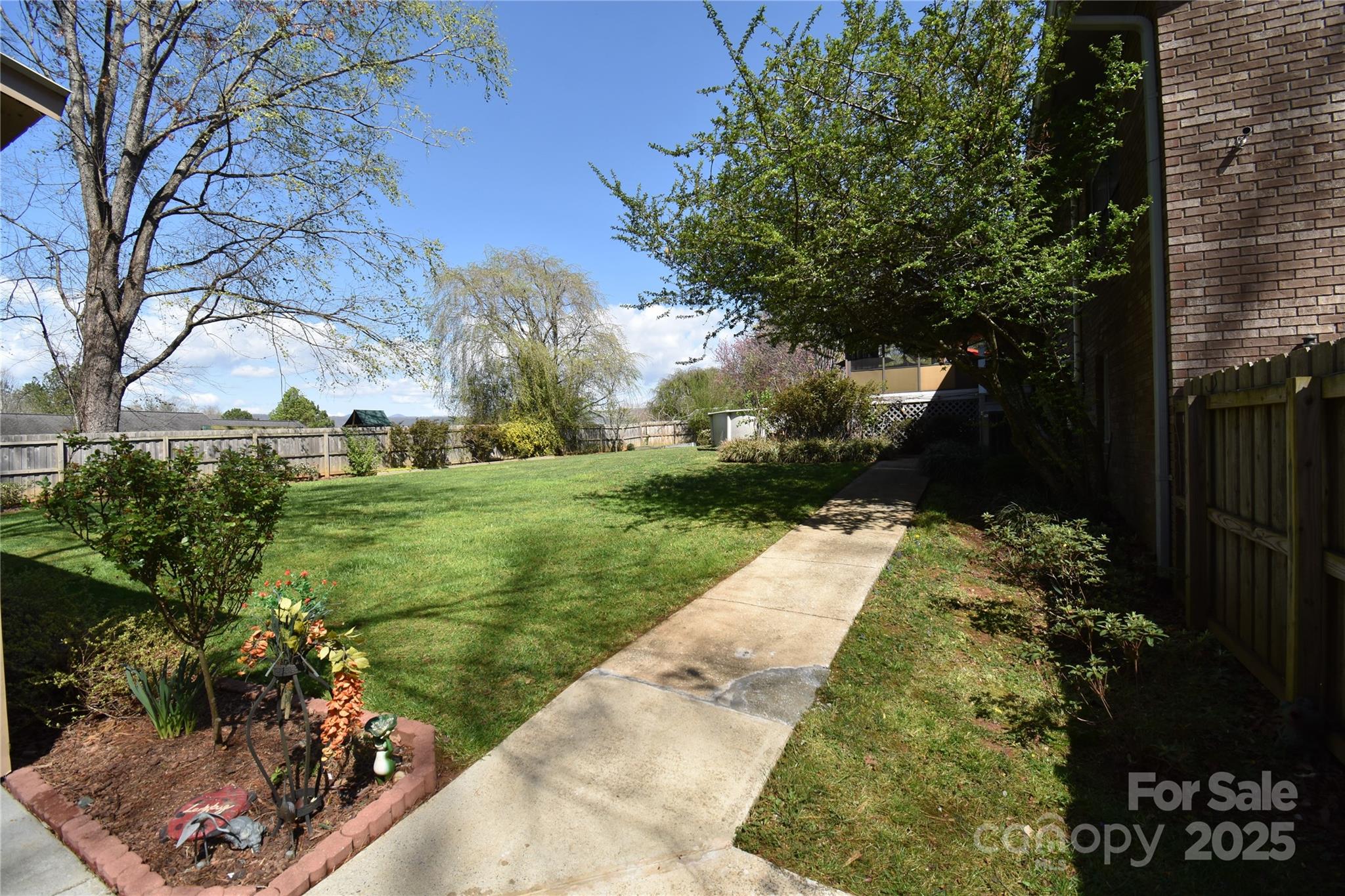 37 Hillside Drive E