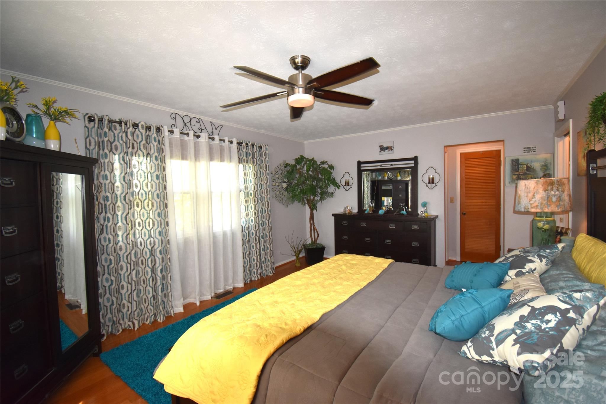 37 Hillside Drive E