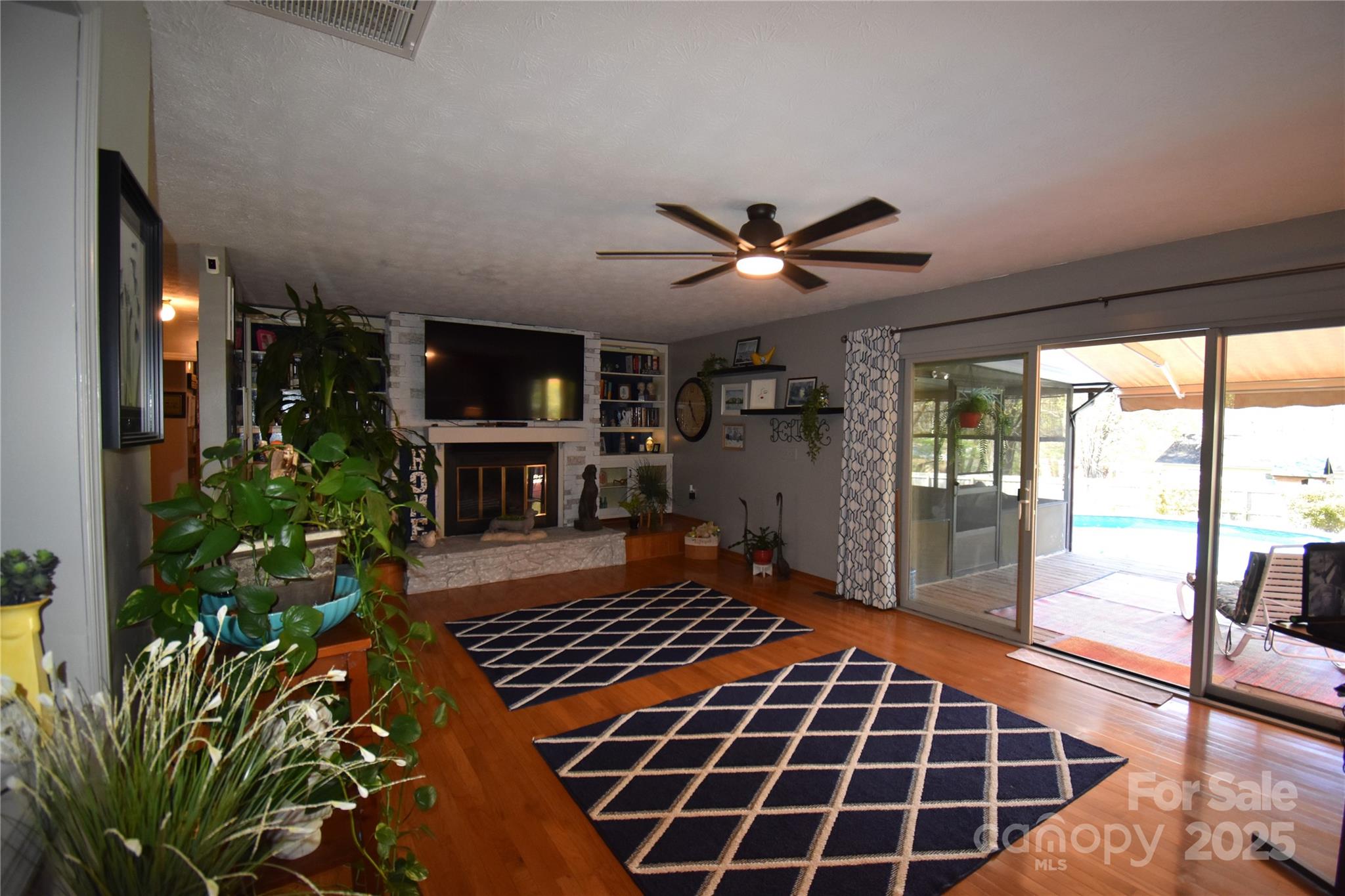 37 Hillside Drive E