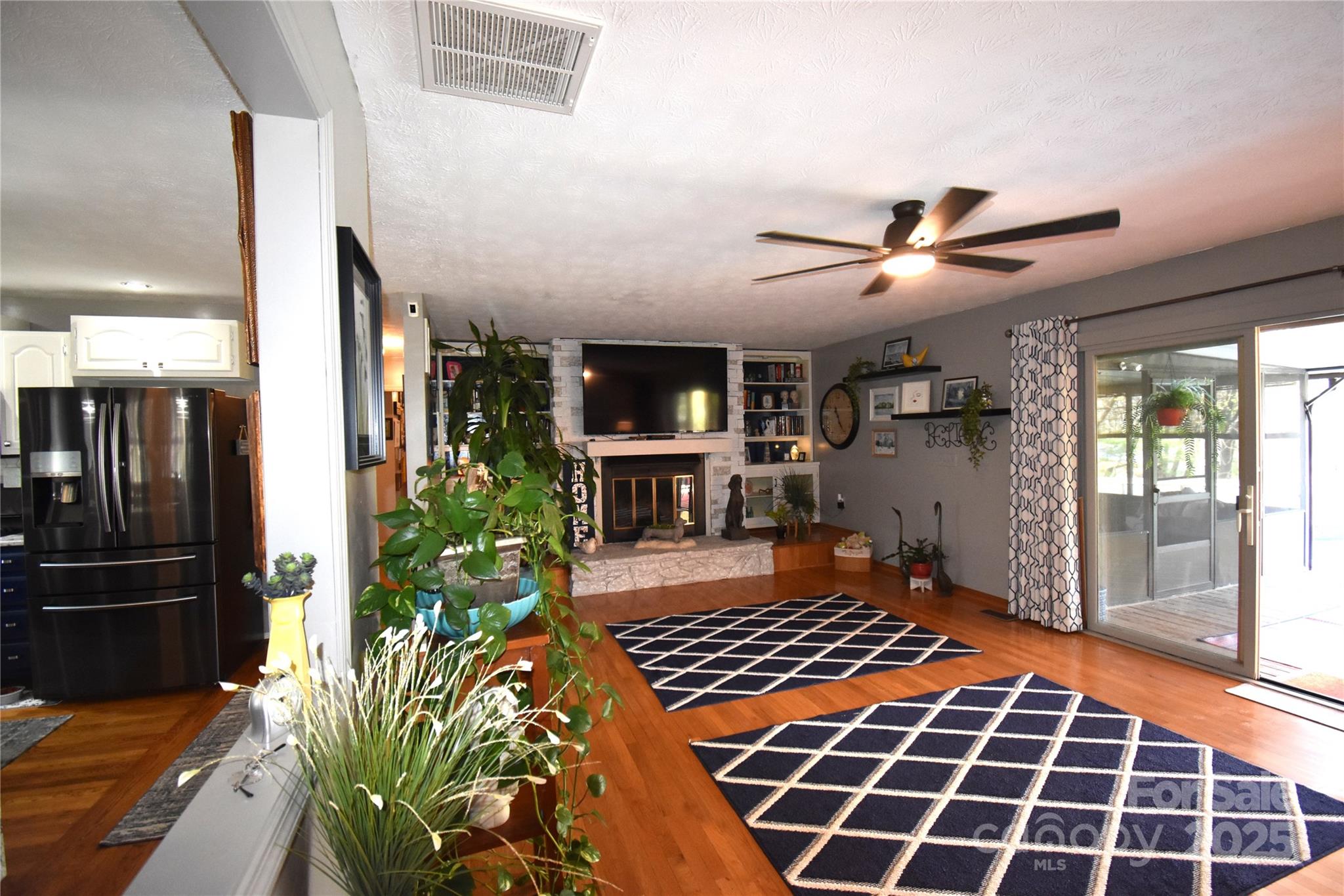 37 Hillside Drive E