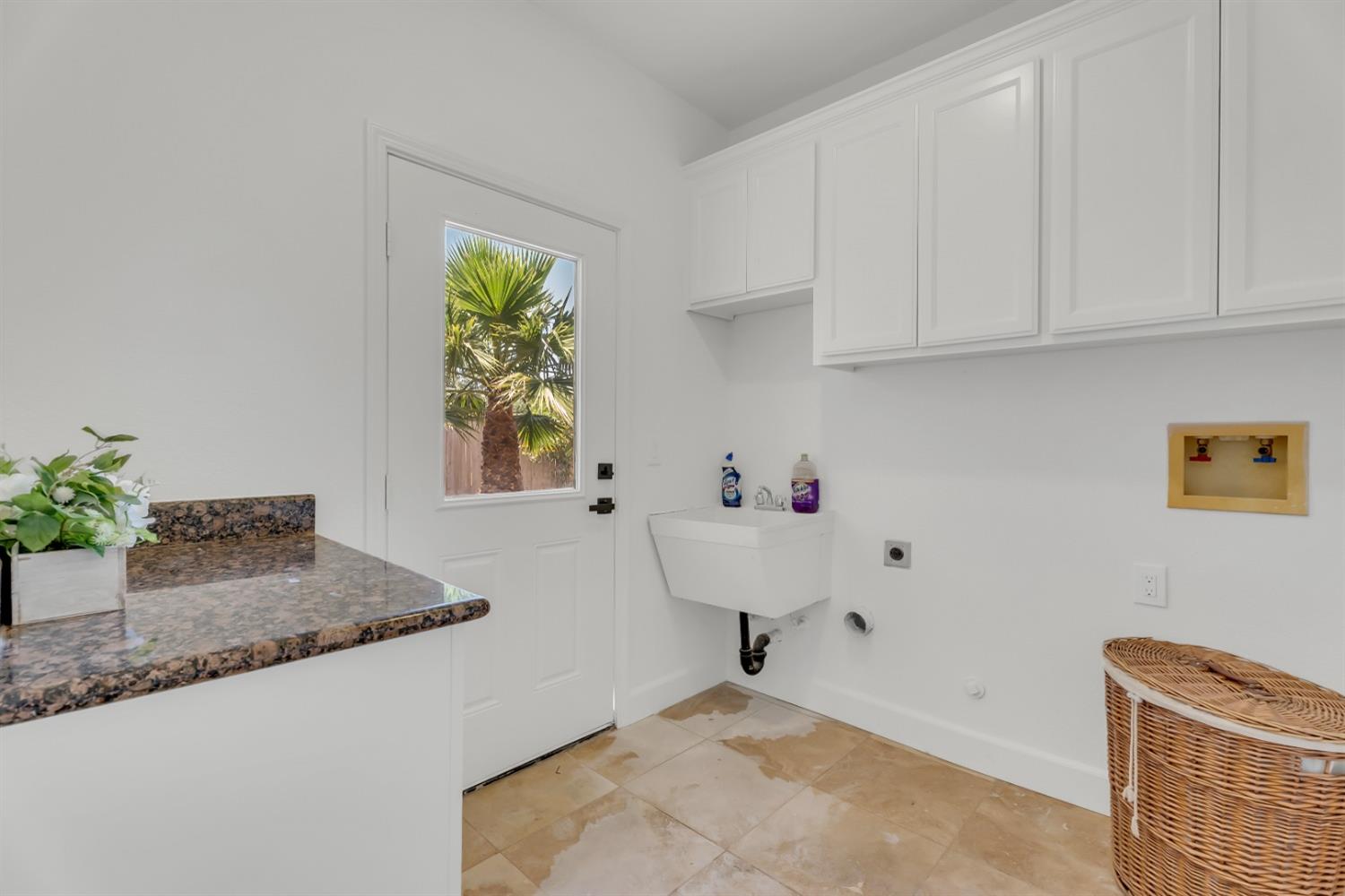 924 RIO ROBLES Avenue