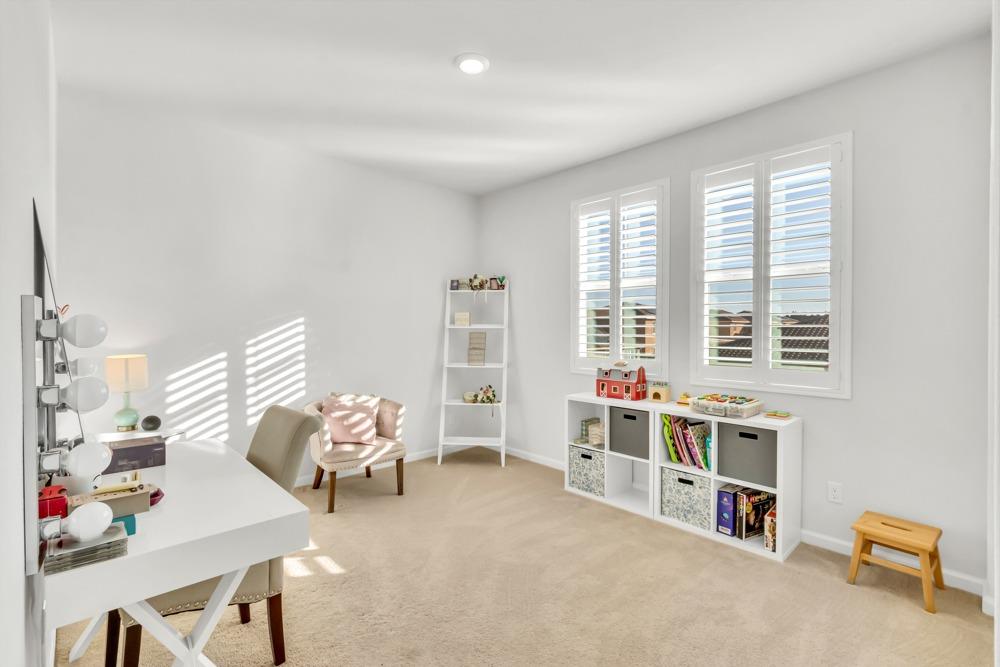 9977 RED TAIL HAWK Way