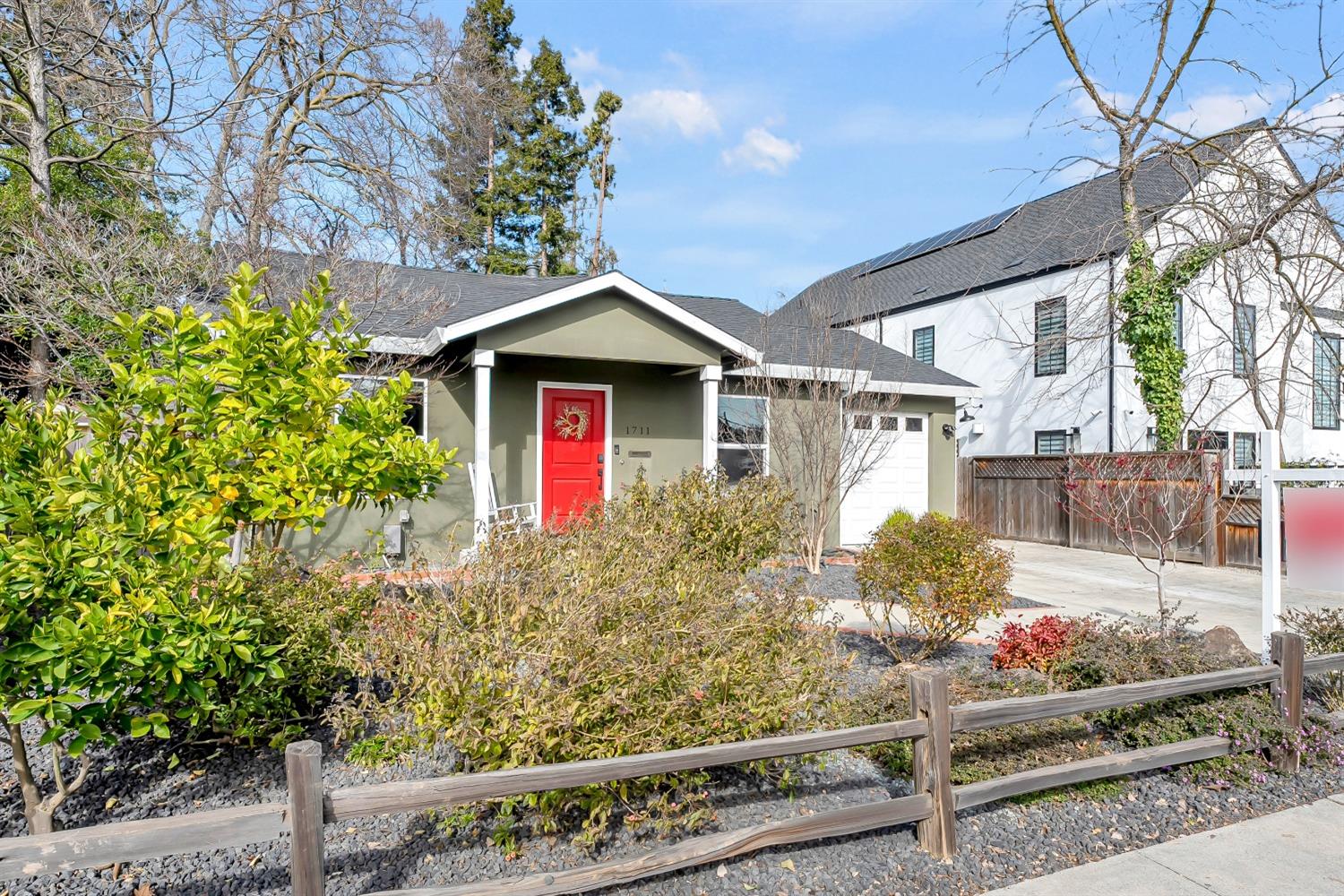 1711 WENTWORTH Avenue