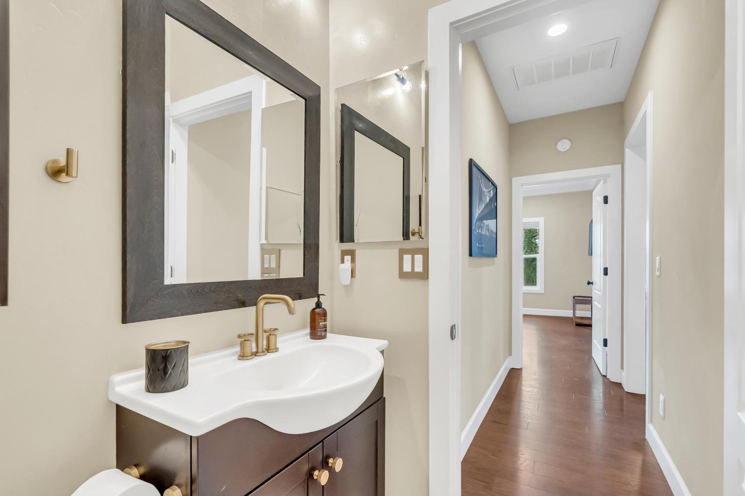 1711 WENTWORTH Avenue