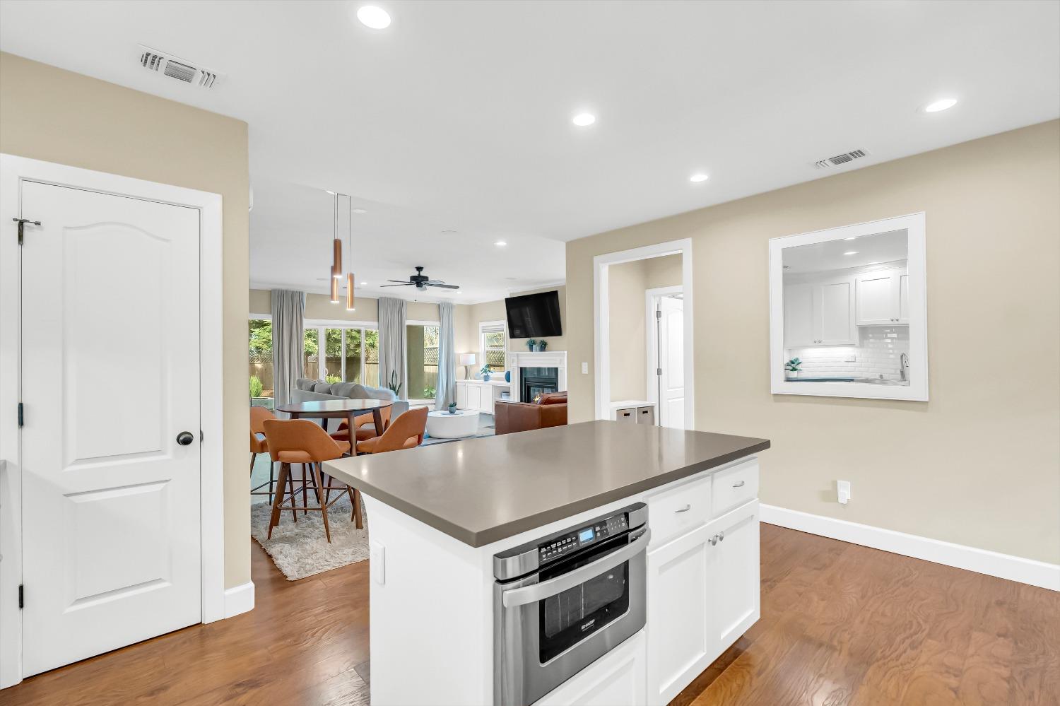 1711 WENTWORTH Avenue