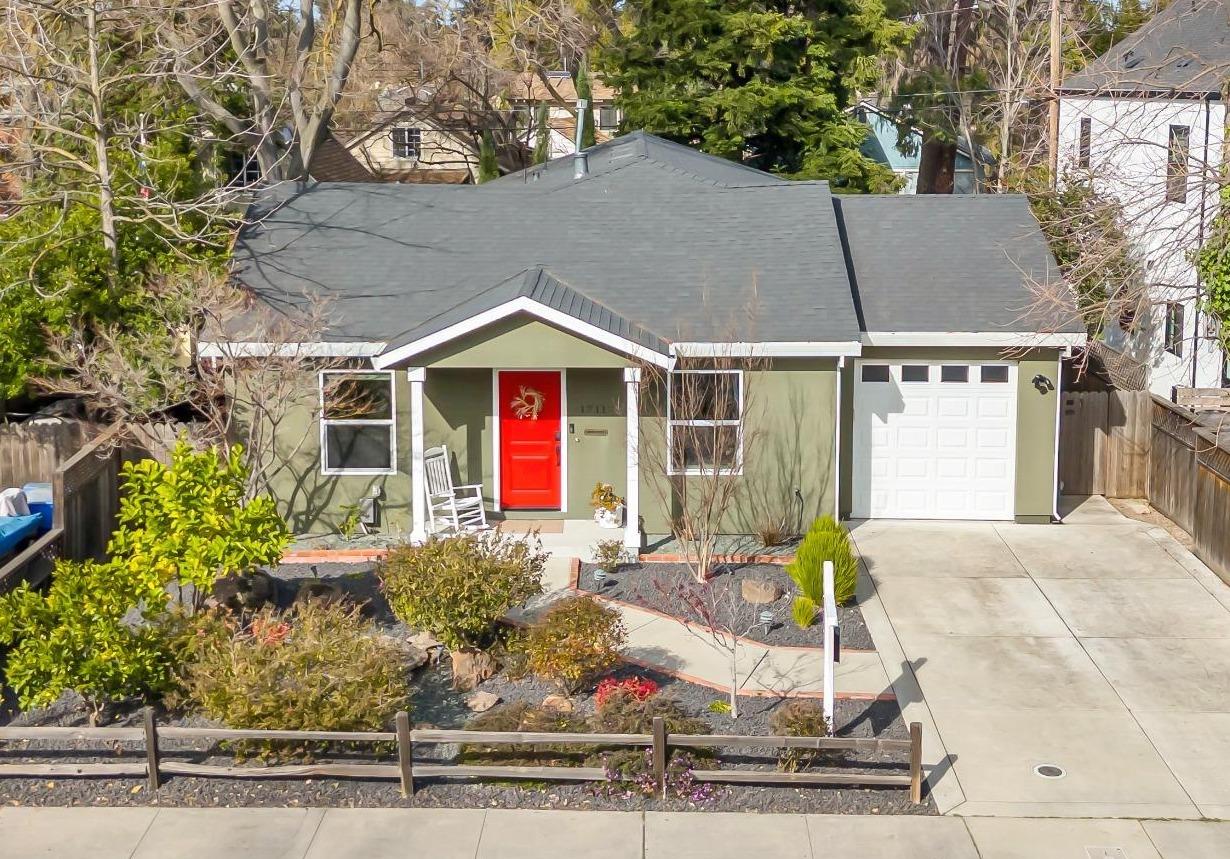 1711 WENTWORTH Avenue