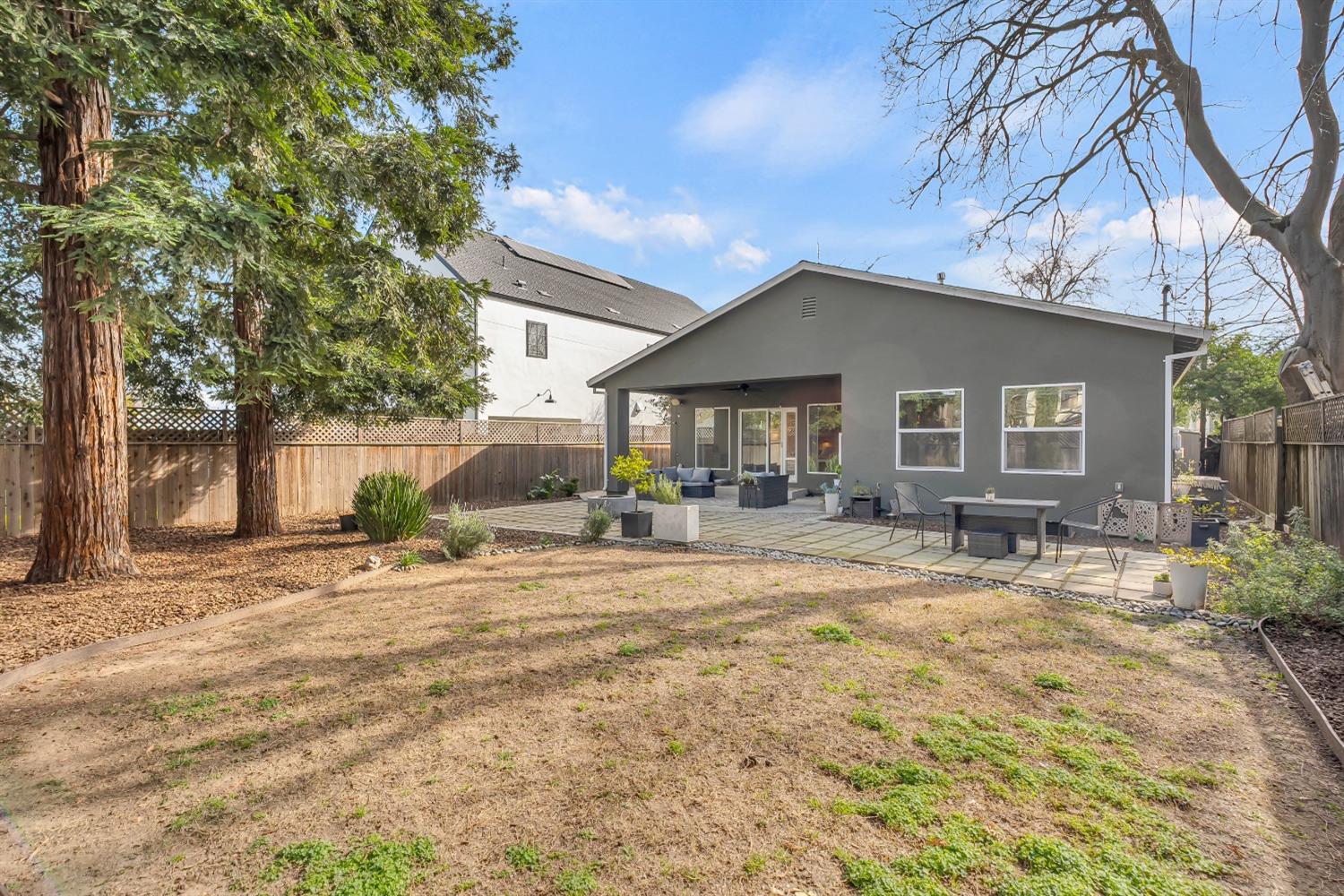 1711 WENTWORTH Avenue