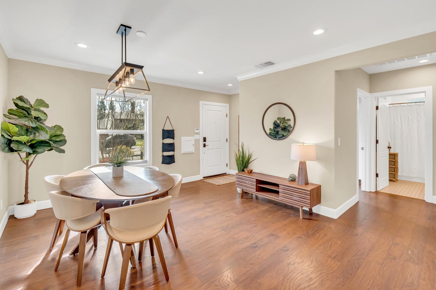 1711 WENTWORTH Avenue