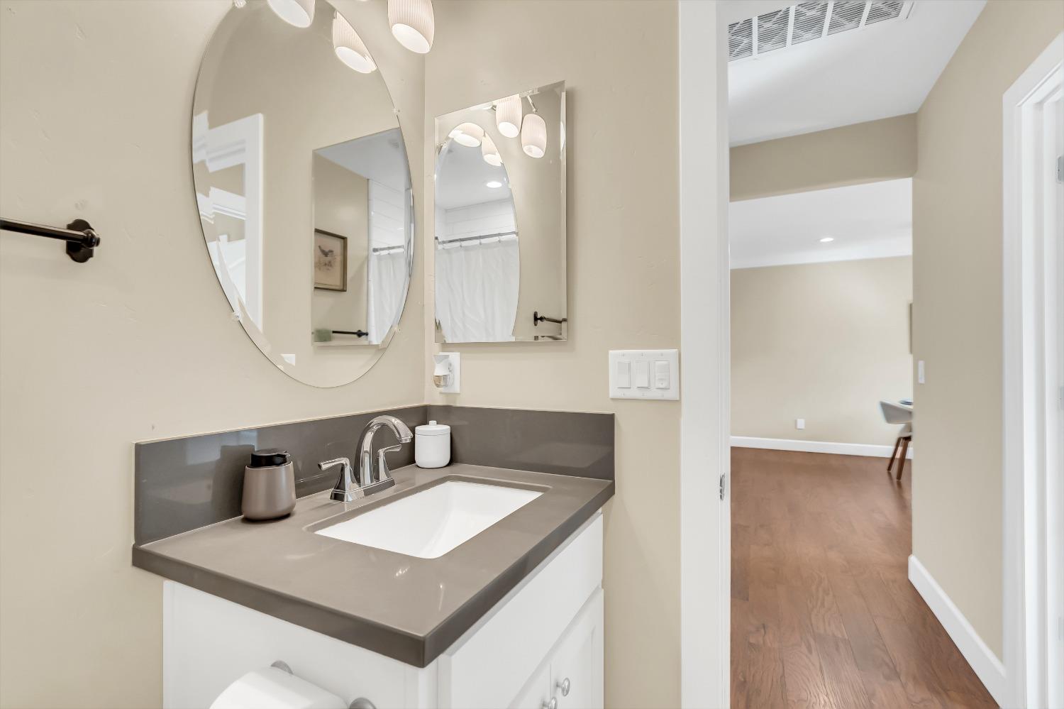 1711 WENTWORTH Avenue