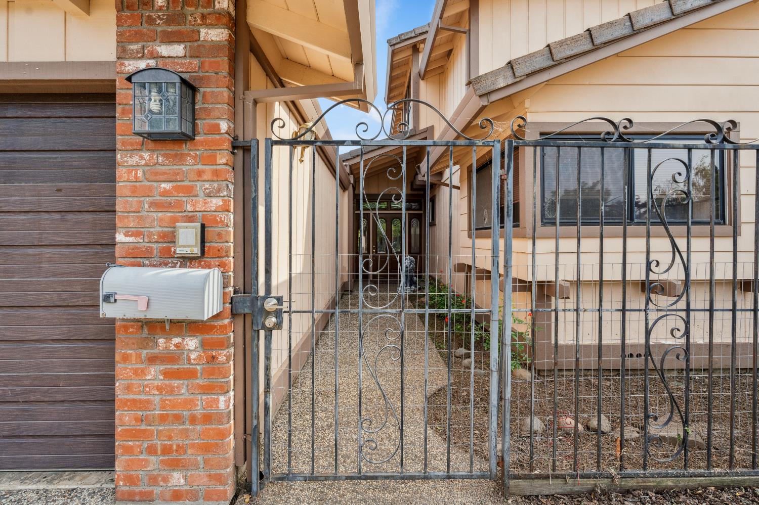 8518 Rolling Green Way