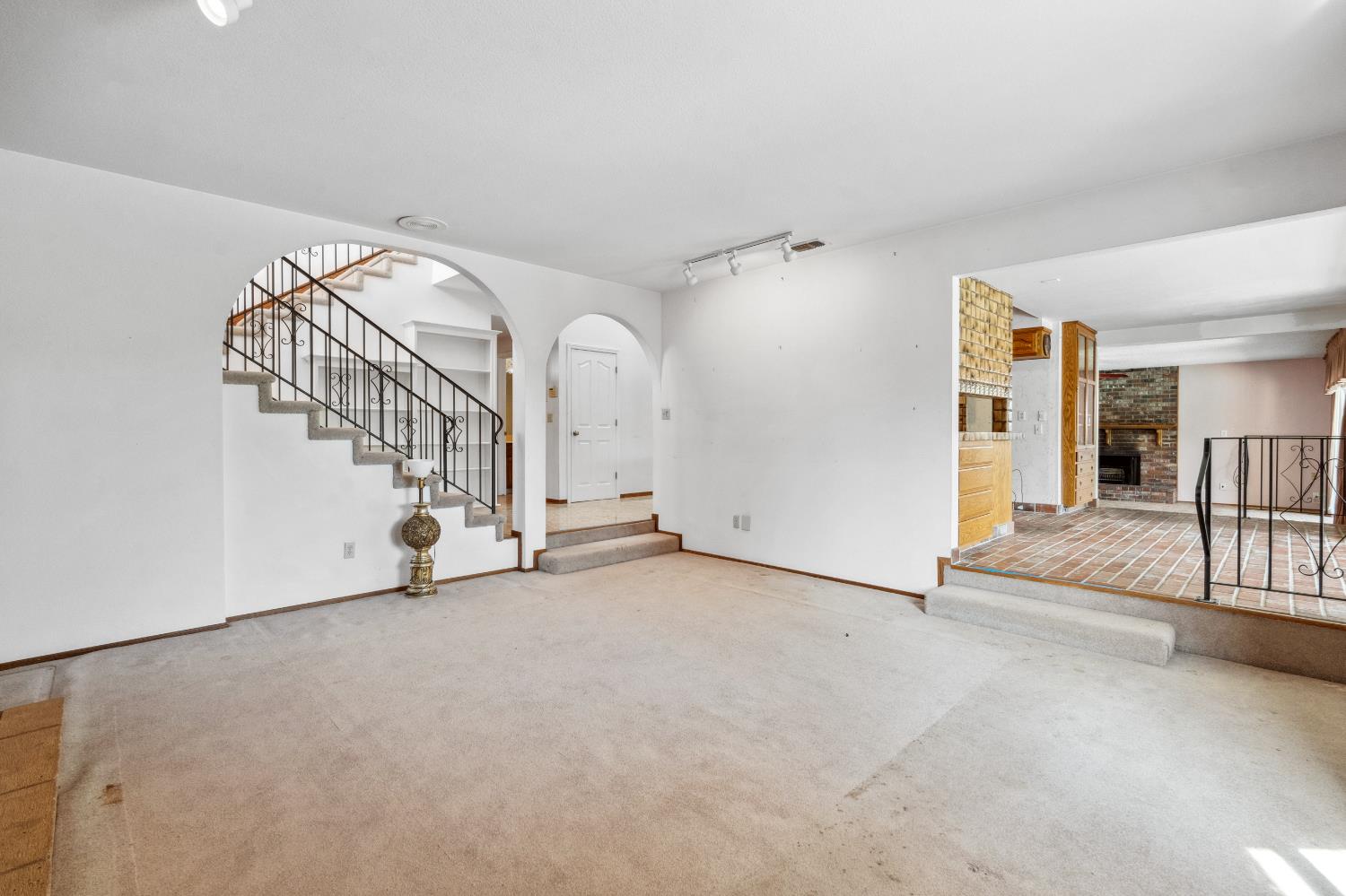8518 Rolling Green Way
