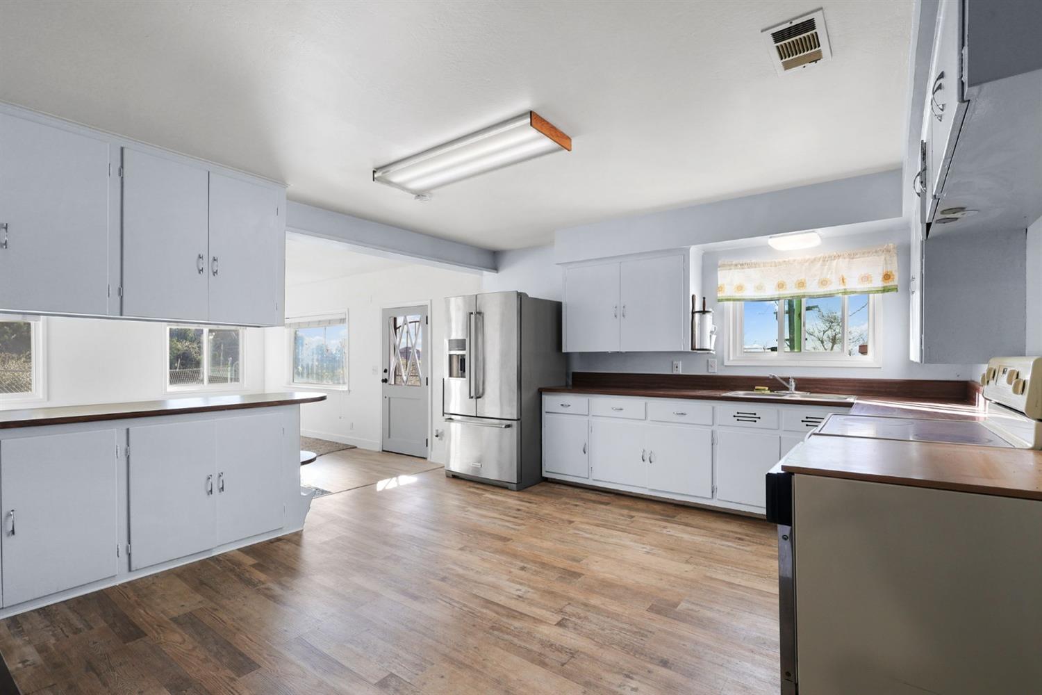 9504 Rattlesnake Lane