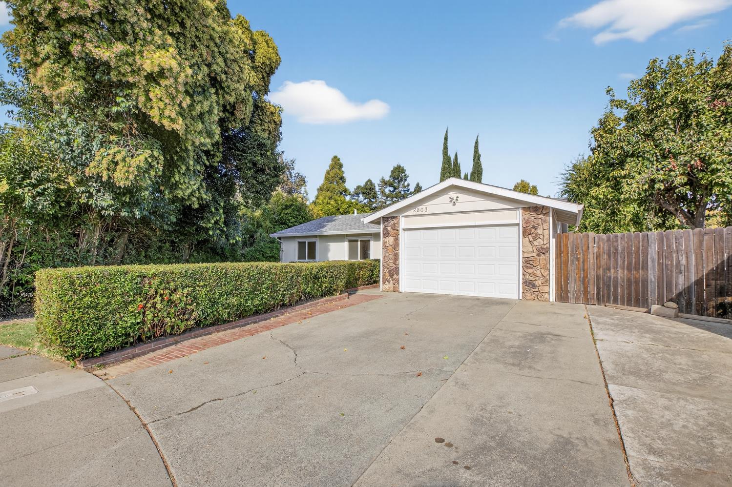 2803 GLEN ARVEN Way
