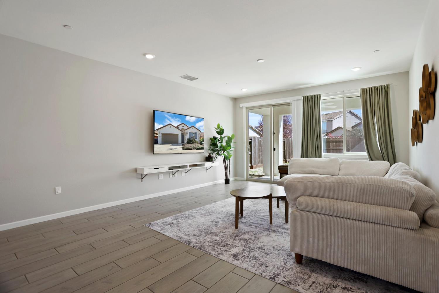 7501 Redwood Ivy Way