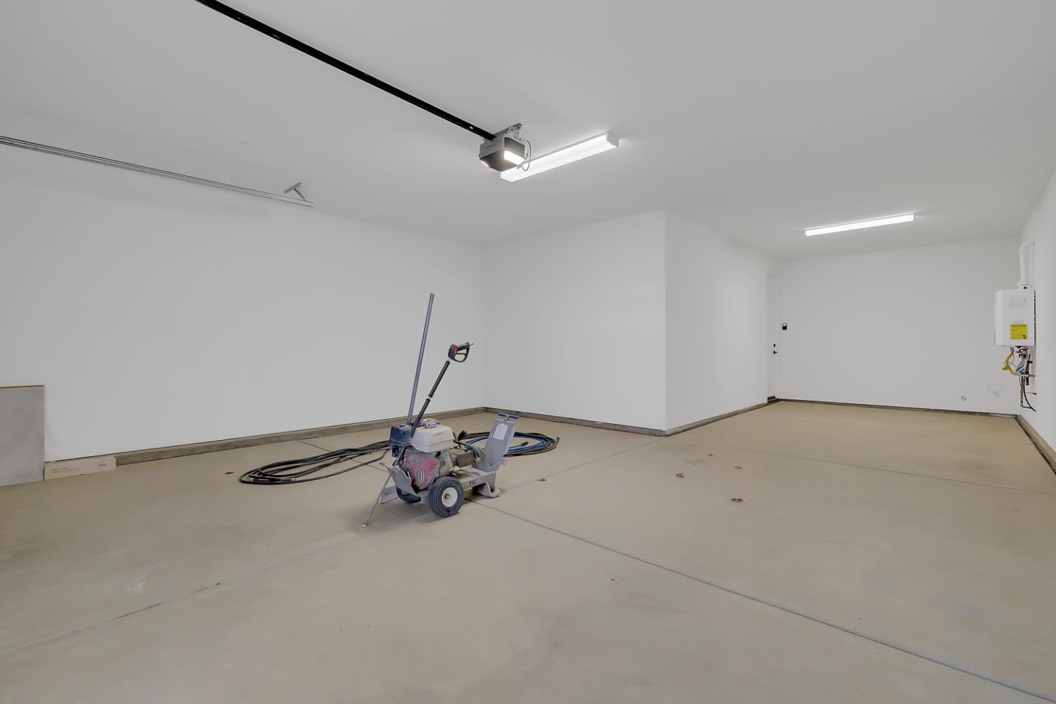 3347 John Freemont