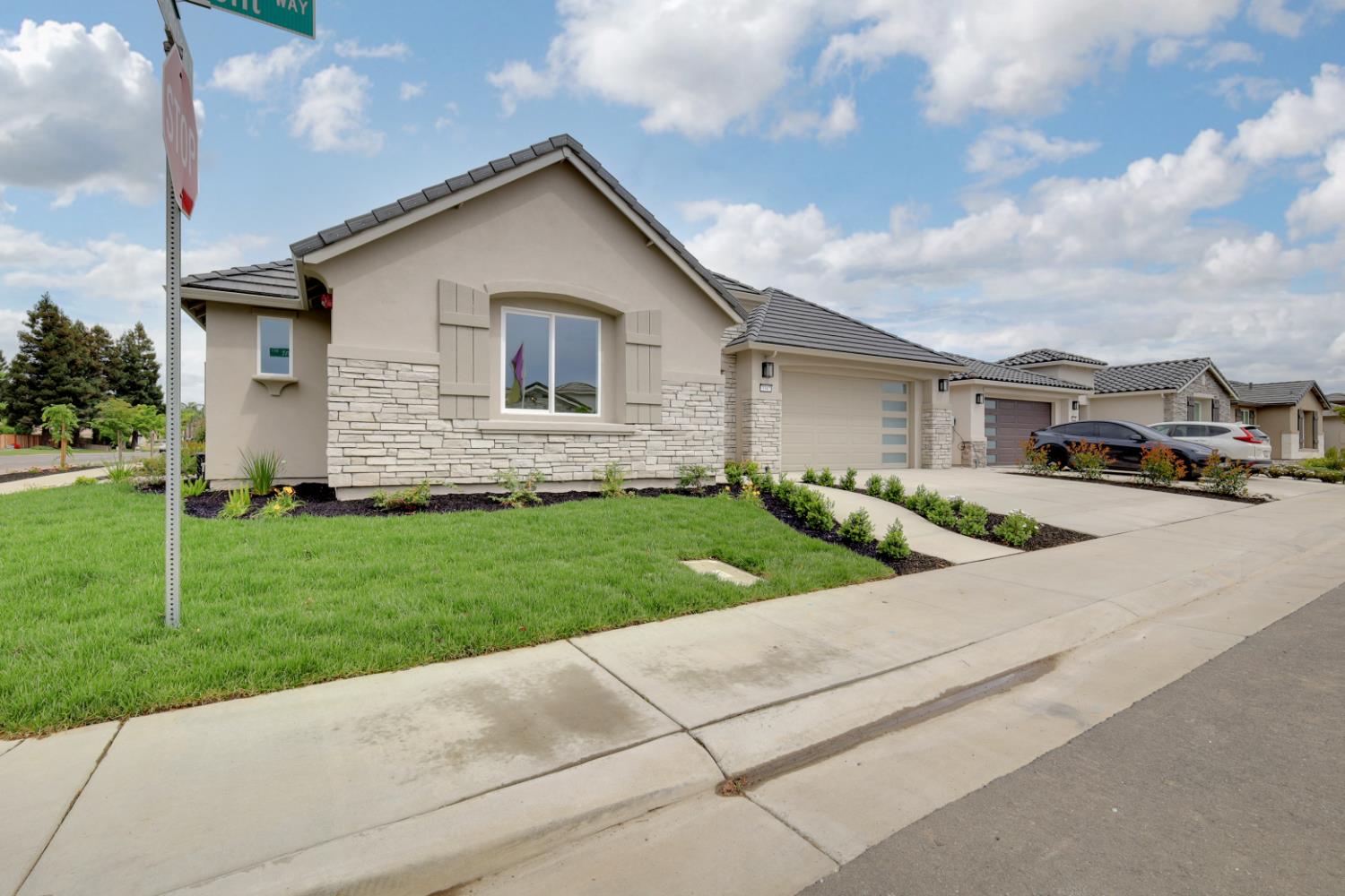 3347 John Freemont