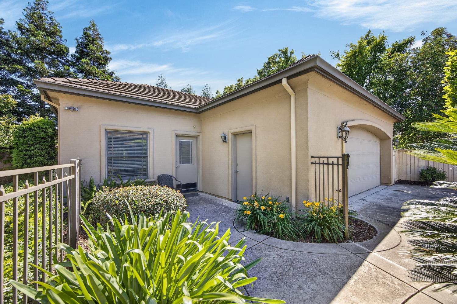9569 De La Rosa Place