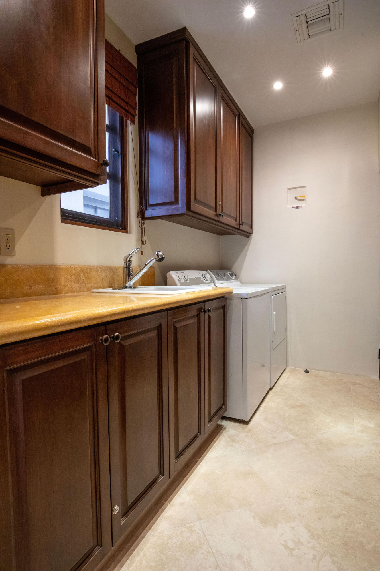 CONDO, EL ENCANTO, SELLER FIN. GARAGE