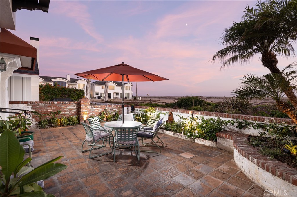 1305 E Balboa Boulevard