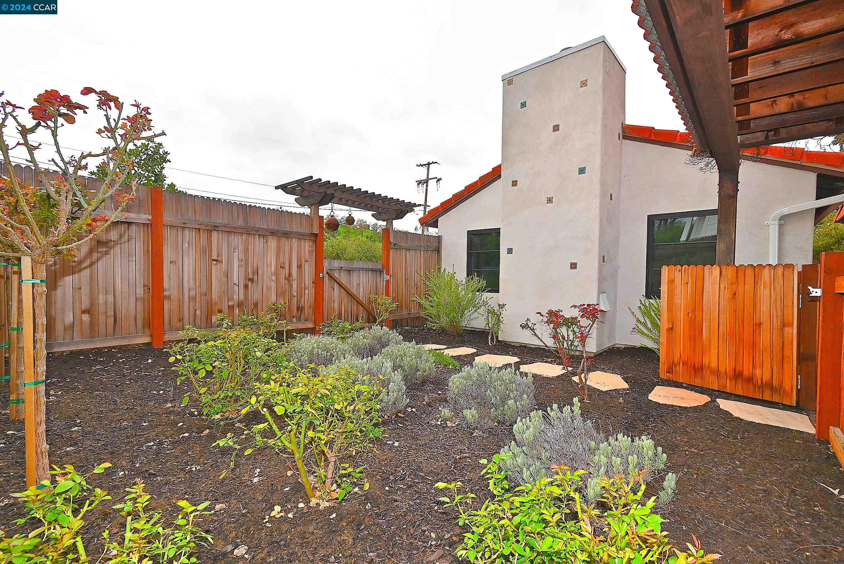 490 LA VISTA ROAD
