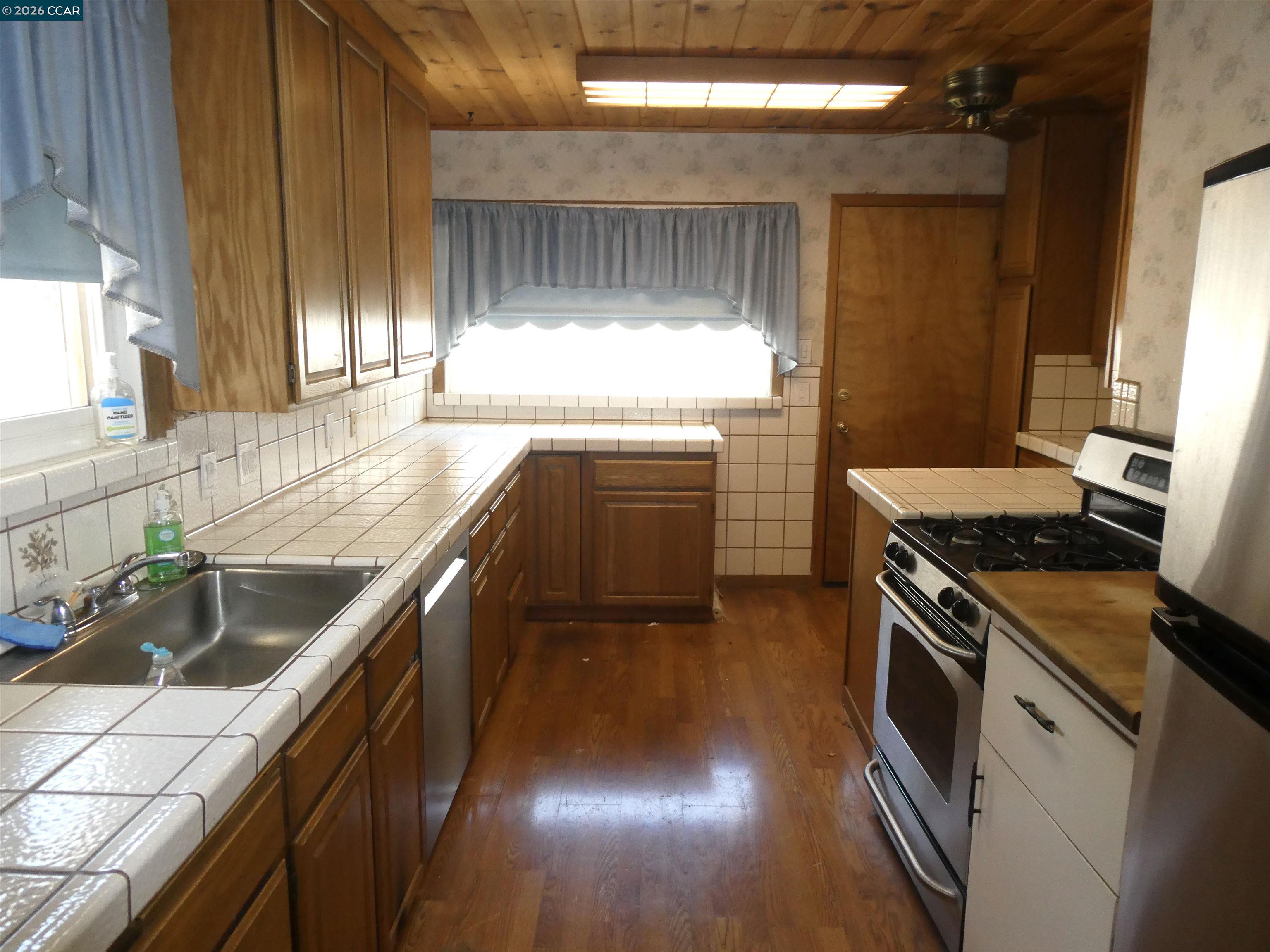 1906 Carolyn Dr
