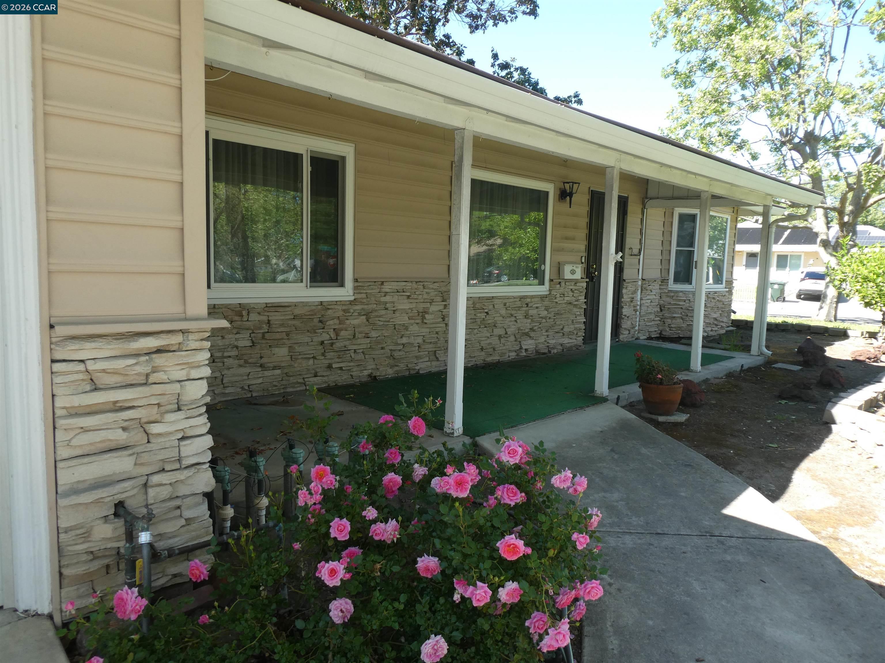1906 Carolyn Dr