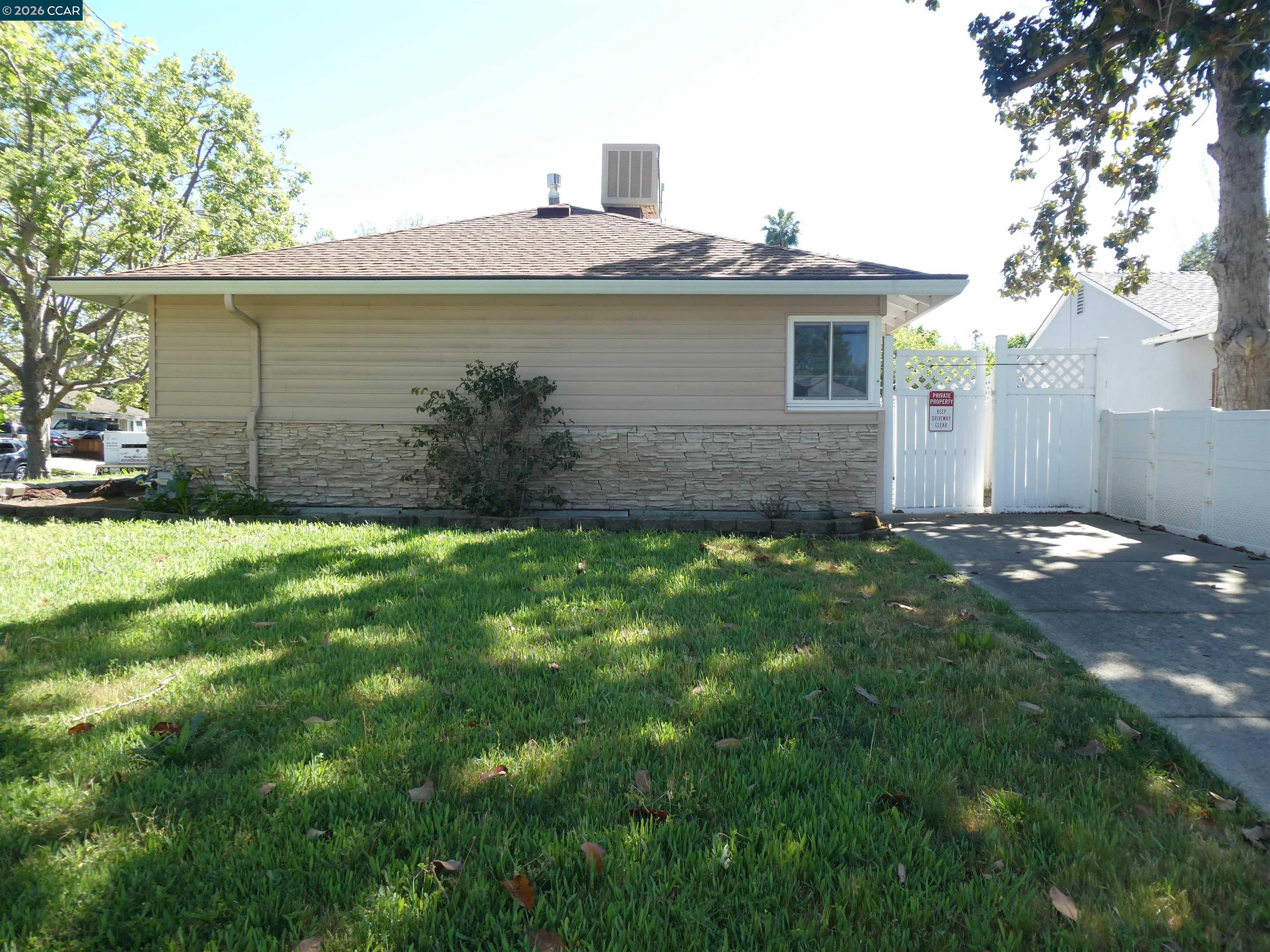 1906 Carolyn Dr